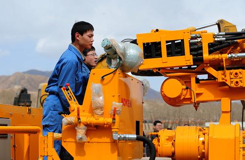 3月27日,救援人員將新調(diào)來(lái)的鉆機(jī)開(kāi)入隧道,準(zhǔn)備進(jìn)行救援。當(dāng)日,內(nèi)蒙古新旗下?tīng)I(yíng)隧道塌方搶險(xiǎn)救援指揮部從合肥調(diào)集日本進(jìn)口先進(jìn)鉆巖機(jī)等專業(yè)設(shè)備,準(zhǔn)備從塌方正面進(jìn)行長(zhǎng)管棚立鋼拱架掘進(jìn)。 3月19日,位于內(nèi)蒙古自治區(qū)卓資縣境內(nèi)的新旗下?tīng)I(yíng)鐵路隧道發(fā)生塌方事故,有10名作業(yè)工人被困,目前情況依然不明。新華社記者 任軍川 攝