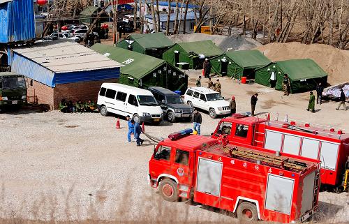 3月27日,兩輛消防救援車輛在隧道旁邊待命。新華社記者 任軍川 攝
