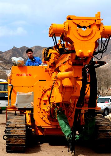 3月27日,一名救援人員將新調(diào)來(lái)的鉆機(jī)開(kāi)入隧道,準(zhǔn)備進(jìn)行救援。新華社記者 任軍川 攝