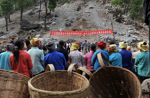 3月27日,在廣西百色市凌云縣泗城鎮(zhèn)后龍村,瑤族同胞在等待領(lǐng)取救災(zāi)物資。當(dāng)日,廣州百貨企業(yè)集團通過中國扶貧基金會向廣西百色市凌云縣贈送的純凈水與大米被及時送到旱區(qū)群眾手中。目前,廣西百色市旱情依然嚴峻。為幫助災(zāi)區(qū)群眾渡過難關(guān),社會各界紛紛行動起來,捐款捐物,為災(zāi)區(qū)群眾獻愛心。新華社記者 周華 攝