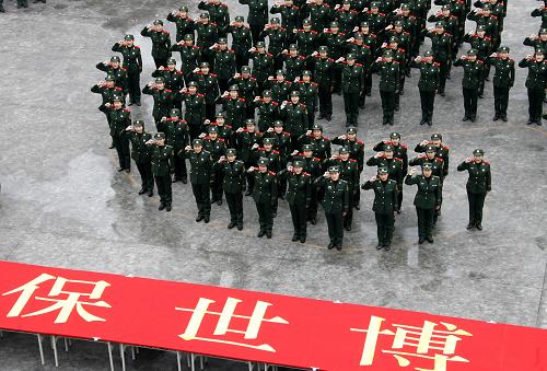承擔(dān)世博會警衛(wèi)任務(wù)的武警上??傟犈鴧⒓邮啦脖P模?月4日攝)。上海世博會已經(jīng)進(jìn)入倒計時,上海市世博安保的一系列章程,正在從桌面推演向?qū)崙?zhàn)運營轉(zhuǎn)換。目前,上海已經(jīng)建立了完備的安保指揮體系。反恐,重點目標(biāo)、場所、區(qū)域安全,危險品管控,入滬口岸和市內(nèi)交通安保,社會治安綜合整治,重大活動安保,應(yīng)急處置……為了“平安世博”,各項工作正在有條不紊地推進(jìn)。 新華社記者陳飛攝