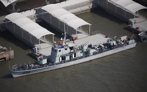 一艘軍艦正在世博園區(qū)水域進(jìn)行安保演練(3月11日攝)。新華社記者裴鑫攝