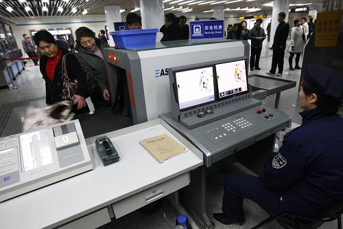 3月15日,上海280多個地鐵車站全面啟動進(jìn)站安檢。新華社記者裴鑫攝