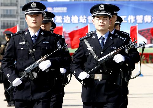 上海市吳淞邊檢站民警正在參加授槍儀式(3月17日攝)。世博會期間,上海邊檢一線民警將全部持槍武裝巡邏。新華社記者陳飛攝