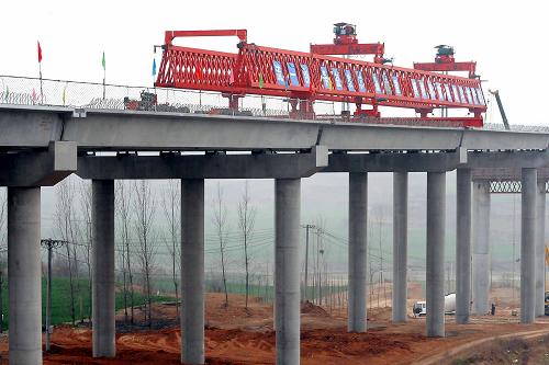 連霍高速公路改擴建工程洛陽境內(nèi)的一座跨壑大橋正在施工建設(shè)中(3月30日攝)。連霍高速公路改擴建工程(鄭州至洛陽段)自2008年11月開工以來,克服了施工協(xié)調(diào)難度大、考古挖掘工地路段長等困難,目前各個標段的工程進展順利,有望在2011年底按期竣工交付使用。屆時,雙向八車道的連霍高速公路(鄭洛段),將成為國內(nèi)首條客貨分離行駛的高速公路。日通行能力將比目前提高2至3倍,可滿足20年內(nèi)運輸發(fā)展要求。新華社記者王頌攝