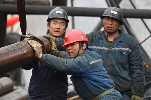 3月31日,救援人員在搬運(yùn)抽水管道。新華社記者 邢廣利 攝