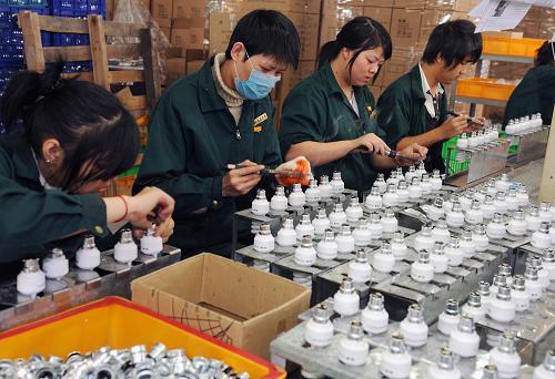 3月31日,福建省云霄縣一家規(guī)模節(jié)能光電企業(yè)員工在為國外訂單加緊生產(chǎn)。新華社記者 姜克紅 攝