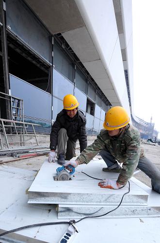 3月31日,施工人員在進(jìn)行工程外部裝飾。新華社記者 劉海峰 攝