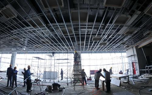 3月31日,施工人員在進(jìn)行工程內(nèi)部裝飾。新華社記者 劉海峰 攝