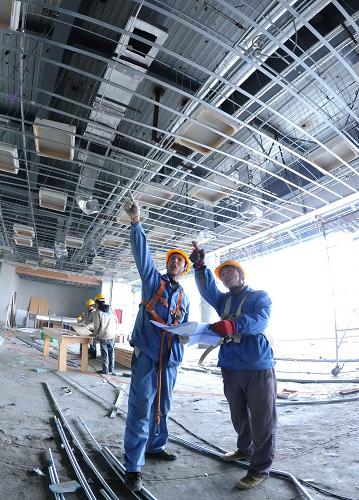 3月31日,施工人員在進(jìn)行工程內(nèi)部裝飾。新華社記者 劉海峰 攝