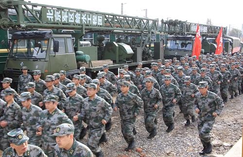 4月2日,北京軍區(qū)給水工程團(tuán)官兵抵達(dá)昆明后集合。當(dāng)日,奉命馳援西南旱區(qū)的北京軍區(qū)給水工程部隊抵達(dá)云南。北京軍區(qū)給水工程團(tuán)抗旱先遣組已經(jīng)受領(lǐng)了在滇桂旱區(qū)打井275眼的任務(wù)。北京軍區(qū)給水工程部隊曾在內(nèi)蒙古地區(qū)先后打井400多眼,不僅解決了30多萬人、40多萬頭牲畜的飲水問題,也為綠化治沙、改善當(dāng)?shù)厣鷳B(tài)環(huán)境作出了突出貢獻(xiàn)。新華社記者 王建民 攝