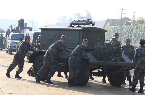 4月2日,北京軍區(qū)給水工程團(tuán)官兵抵達(dá)昆明后轉(zhuǎn)運(yùn)設(shè)備。新華社記者 王建民 攝