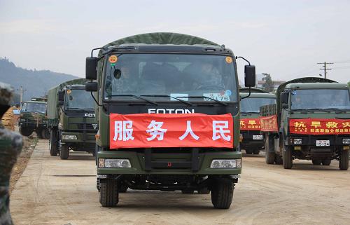 4月2日,北京軍區(qū)給水工程團(tuán)人員車輛抵達(dá)昆明后分赴抗旱一線。新華社記者 王建民 攝