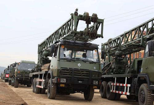 4月2日,北京軍區(qū)給水工程團(tuán)人員車輛抵達(dá)昆明后分赴抗旱一線。新華社記者 王建民 攝