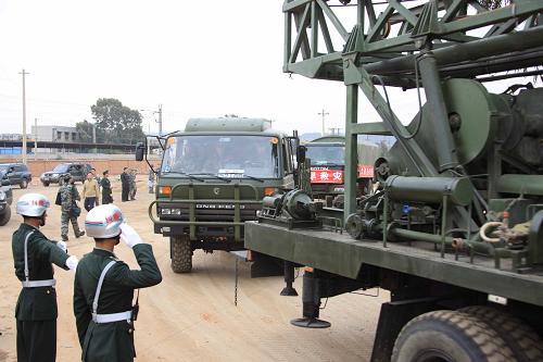 4月2日,北京軍區(qū)給水工程團(tuán)人員車輛抵達(dá)昆明后分赴抗旱一線。新華社記者 王建民 攝