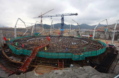 4月15日拍攝的臺(tái)山核電站一期工程2號(hào)機(jī)組核島施工現(xiàn)場。新華社發(fā)(陳夢醒 攝)