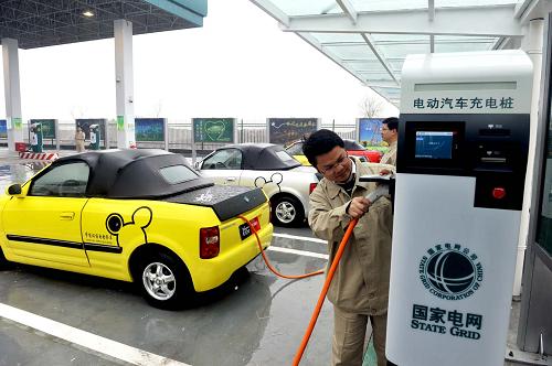 4月19日,在江蘇揚州首個電動汽車充電站,工作人員在為電動汽車充電。當(dāng)日,揚州市首個電動汽車充電站在吳洲路建成啟用,該市首條電動公交線50路也正式開通。作為江蘇“示范性充電站”,這座電動汽車充電站可同時滿足17輛大中型汽車充電。新華社發(fā)(郭義富 攝)