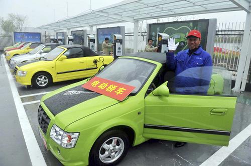 4月19日,在江蘇揚州首個電動汽車充電站,工作人員準(zhǔn)備為市民進(jìn)行電動小汽車試駕展示。新華社發(fā)(郭義富 攝)