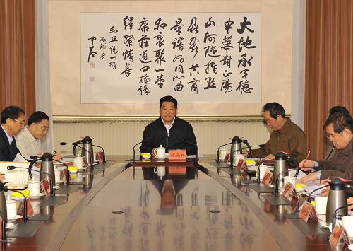 4月19日,中共中央政治局常委、全國政協(xié)主席賈慶林主持召開中央有關(guān)部門負責(zé)人會議,傳達貫徹17日中央政治局常委會議精神,對充分發(fā)揮各方面作用,做好青海玉樹抗震救災(zāi)和團結(jié)穩(wěn)定工作作出部署。 新華社記者黃敬文攝