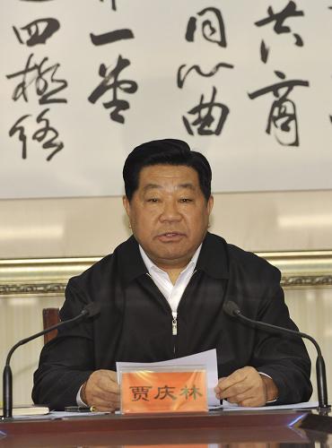 4月19日,中共中央政治局常委、全國政協(xié)主席賈慶林主持召開中央有關(guān)部門負責(zé)人會議,傳達貫徹17日中央政治局常委會議精神,對充分發(fā)揮各方面作用,做好青海玉樹抗震救災(zāi)和團結(jié)穩(wěn)定工作作出部署。 新華社記者黃敬文攝