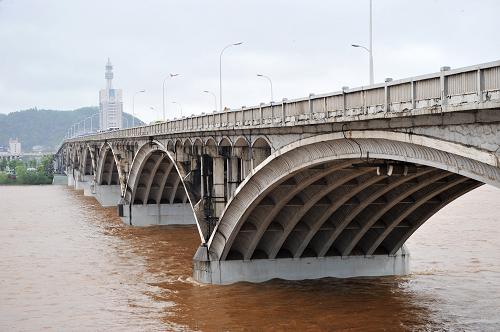 不斷上漲的江水已將長沙湘江橘子洲大橋橋墩大部淹沒(4月21日攝)。新華社記者 龍弘濤 攝