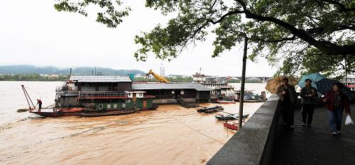 長沙城區(qū)湘江沿岸??康拇埃?月21日攝)。新華社記者 龍弘濤 攝
