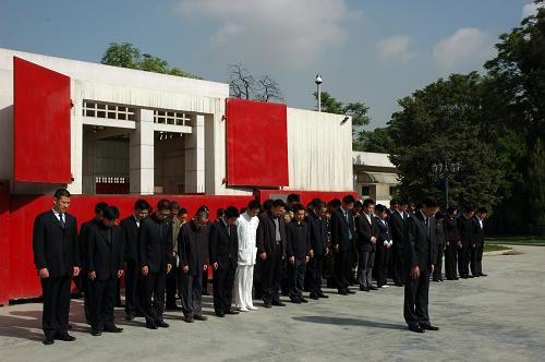 4月21日,在阿富汗喀布爾,中國駐阿使館舉行默哀儀式,哀悼青海玉樹地震遇難同胞。新華社記者張寧攝