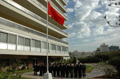 4月21日,在黎巴嫩貝魯特,中國駐黎巴嫩大使館降半旗,深切哀悼在青海玉樹地震中不幸遇難的同胞。 新華社記者潘立文攝