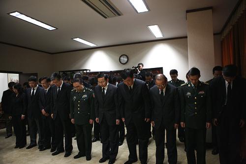4月21日,在韓國首爾中國駐韓國大使館,使館工作人員默哀三分鐘,沉痛悼念青海玉樹地震遇難同胞。新華社記者何璐璐攝