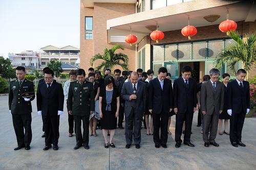 4月21日,在柬埔寨首都金邊,中國駐柬埔寨大使館工作人員舉行儀式悼念青海玉樹地震遇難同胞。 新華社記者雷柏松攝