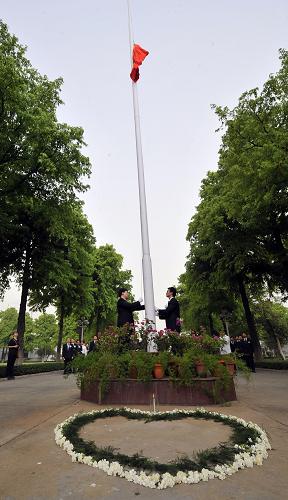 4月21日,在印度新德里,中國駐印度大使館降半旗悼念玉樹地震遇難同胞。新華社記者王曄攝
