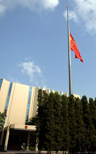 4月21日,在泰國曼谷,中國駐泰國大使館降半旗,沉痛哀悼在青海玉樹地震中遇難的同胞。 新華社記者史先振攝
