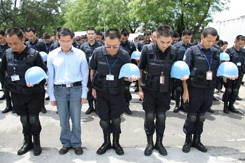 4月21日,在海地首都太子港中國赴海地維和警察防暴隊營地,防暴隊員和中國駐海地貿(mào)易發(fā)展辦事處工作人員舉行儀式哀悼玉樹地震遇難同胞。新華社發(fā)(施金東攝)