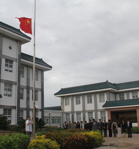 4月21日,位于馬普托的中國駐莫桑比克大使館降半旗,深切哀悼在青海玉樹地震中遇難的同胞。新華社記者劉大龍攝