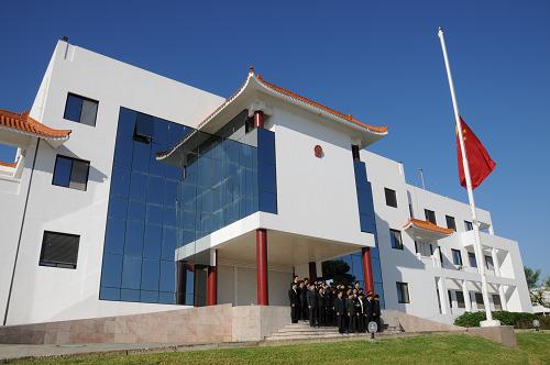4月21日,中國駐突尼斯大使館下半旗,全體館員為玉樹地震遇難同胞默哀。新華社記者康新文攝