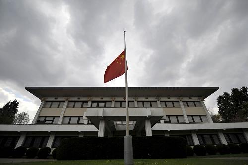 4月21日,在比利時首都布魯塞爾,中國駐比利時大使館降半旗向玉樹地震遇難同胞致哀。新華社記者武巍攝