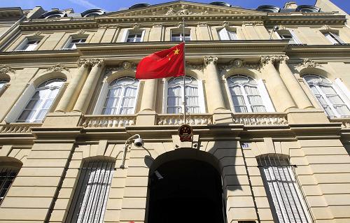 4月21日,在法國巴黎,中國駐法國大使館門前降下半旗,哀悼玉樹地震遇難同胞。 新華社記者張玉薇攝