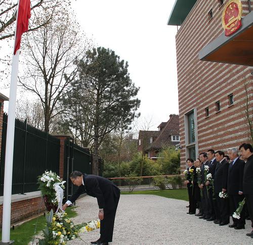4月21日,中國駐荷蘭大使張軍向青海玉樹地震遇難同胞默哀并敬獻鮮花。為沉痛悼念青海玉樹地震遇難同胞,中國駐荷蘭大使館于4月21日下半旗志哀,并舉行哀悼儀式。 新華社記者潘治攝