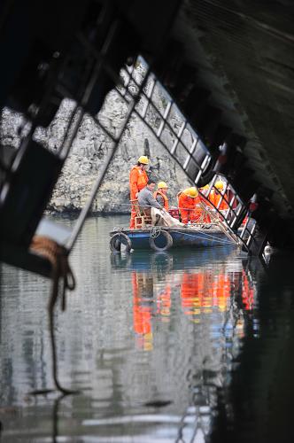 4月22日,搜救人員在湖北巴東翻船事故現(xiàn)場準備實施水下施救。新華社記者 郝同前攝