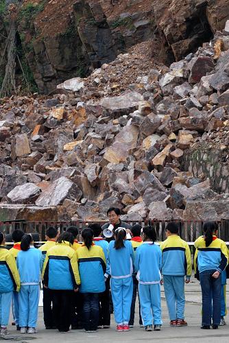 4月22日,杭州市國(guó)土資源局有關(guān)專家在上城區(qū)里太祖灣一處即將進(jìn)行治理的地質(zhì)災(zāi)害隱患點(diǎn)向勝利小學(xué)學(xué)生講解地質(zhì)災(zāi)害成因及防治知識(shí)。當(dāng)日,浙江省暨杭州市舉行第41個(gè)“世界地球日”活動(dòng),除召開(kāi)紀(jì)念大會(huì)、開(kāi)展宣傳咨詢等內(nèi)容外,當(dāng)?shù)貒?guó)土資源部門還組織小學(xué)生察看地質(zhì)災(zāi)害隱患點(diǎn),讓他們親身體驗(yàn)、現(xiàn)場(chǎng)感受地質(zhì)災(zāi)害對(duì)生產(chǎn)生活帶來(lái)的威脅。 新華社記者韓傳號(hào)攝