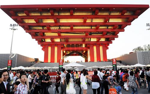 5月29日,游客在世博園中國(guó)館廣場(chǎng)參觀游覽。新華社記者楊世堯攝