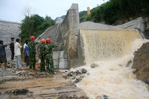 5月30日,廣西羅城卡馬水庫(kù)除險(xiǎn)加固后首次泄洪。新華社發(fā)(吳耀榮 攝)