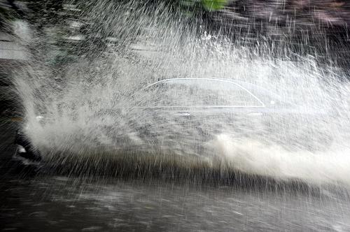 7月12日,在安徽省合肥市,一輛汽車在被大水淹沒(méi)的道路上涉水行進(jìn)。新華社發(fā)(楊曉原 攝)