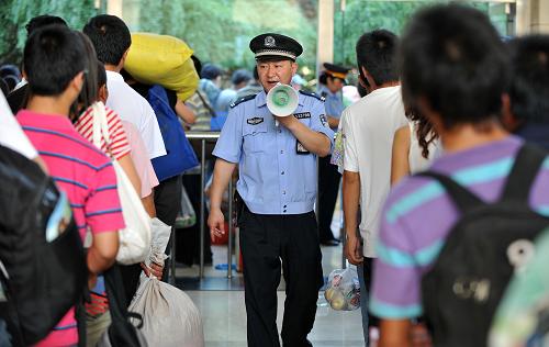 7月12日,銀川鐵路公安處民警在銀川火車站候車室維持秩序。新華社記者 王鵬 攝