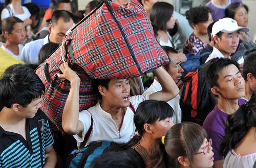 7月12日,旅客在銀川火車站排隊準(zhǔn)備檢票。新華社記者 王鵬 攝