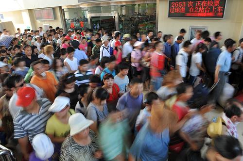 7月12日,旅客在銀川火車站排隊準(zhǔn)備檢票。新華社記者 王鵬 攝