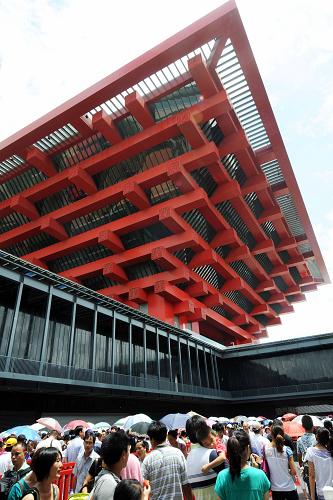 7月25日,游客在世博園中國(guó)省區(qū)市聯(lián)合館前排隊(duì)入館。新華社記者侯德強(qiáng)攝