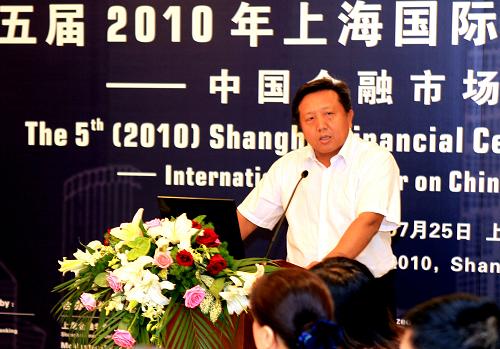 7月25日,中國人民大學校長助理吳曉求在演講。當日,2010年上海國際金融中心建設論壇在上海浦東舉行。來自國內(nèi)外的百余位學者、金融專家就建設上海國際金融中心議題進行了研討。新華社記者 張明 攝