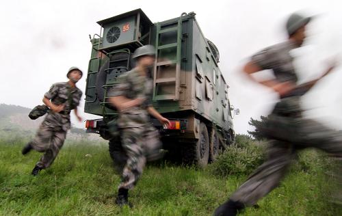 7月24日,在山東諸城舉行的濟南軍區(qū)應(yīng)急機動通信保障實戰(zhàn)演練中,戰(zhàn)士們在緊急開設(shè)通信樞紐。新華社發(fā)(梁志杰 攝)