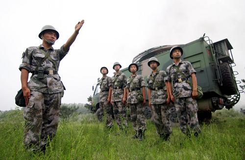 7月24日,在山東諸城舉行的濟南軍區(qū)應(yīng)急機動通信保障實戰(zhàn)演練中,一名戰(zhàn)士在組織官兵判定方位。新華社發(fā)(梁志杰 攝)